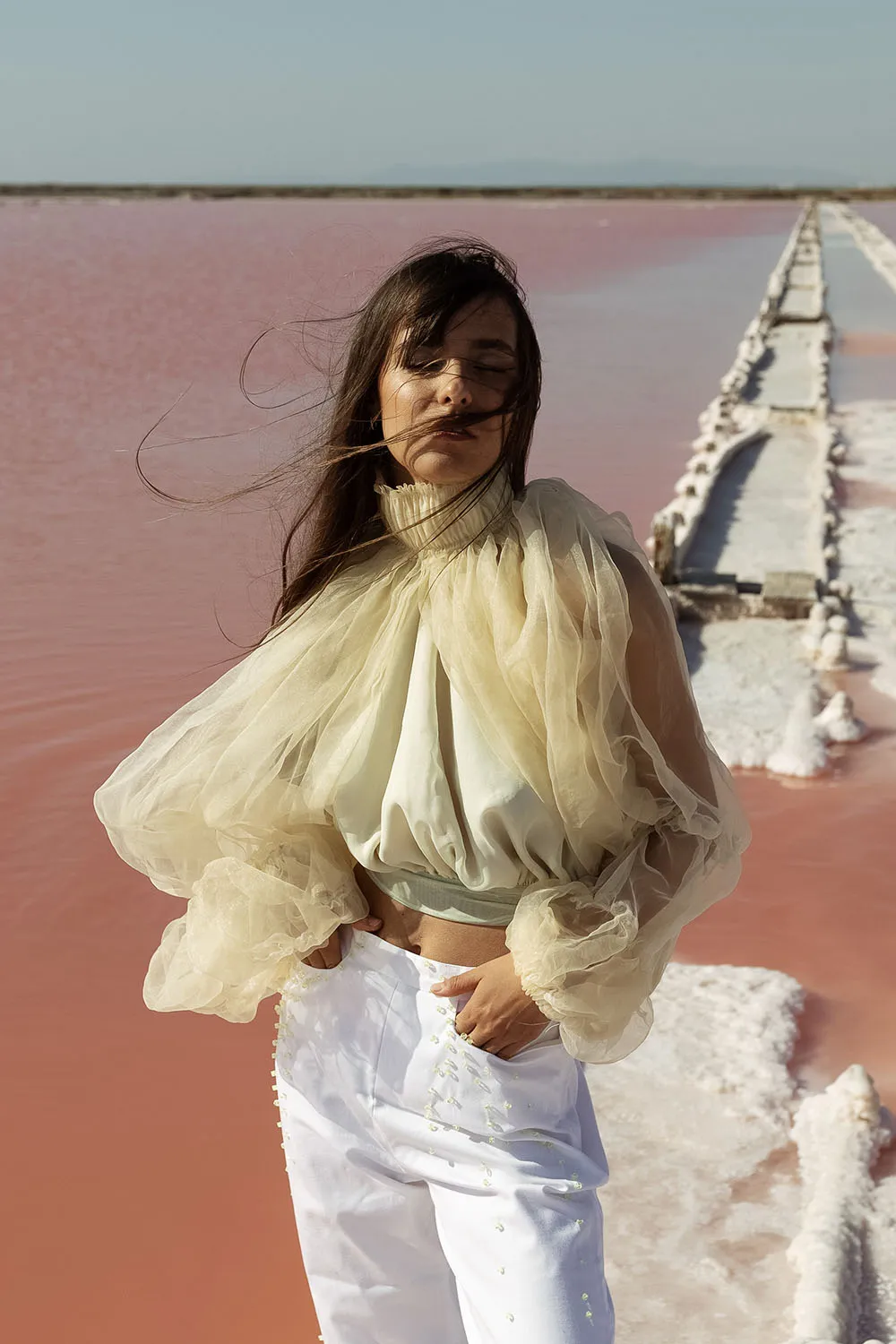 Photo éditorial portrait en extérieur minimaliste dans des salins roses.