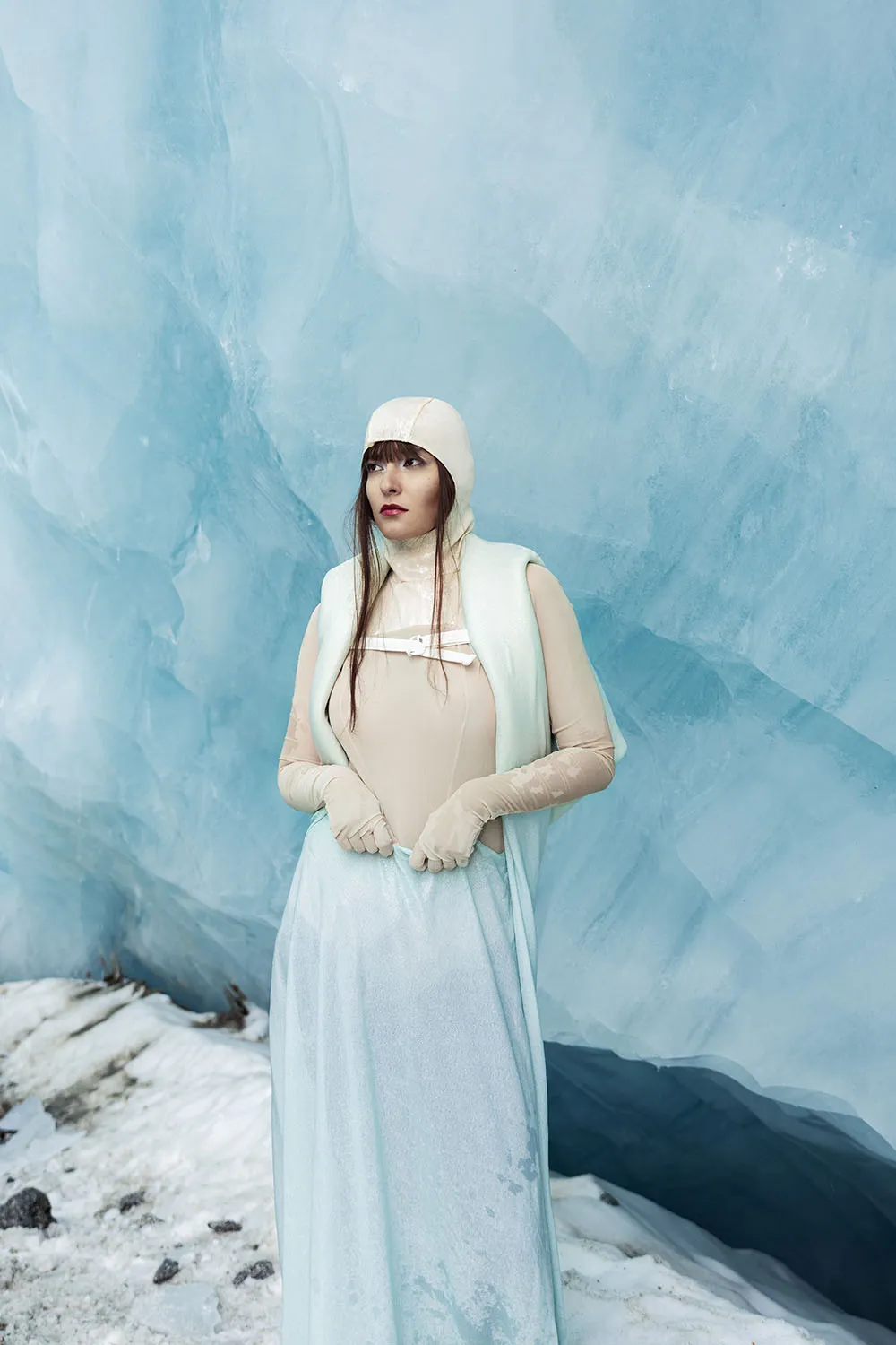 Photo éditorial mode, shooting outdoor artistique sur un glacier en France.