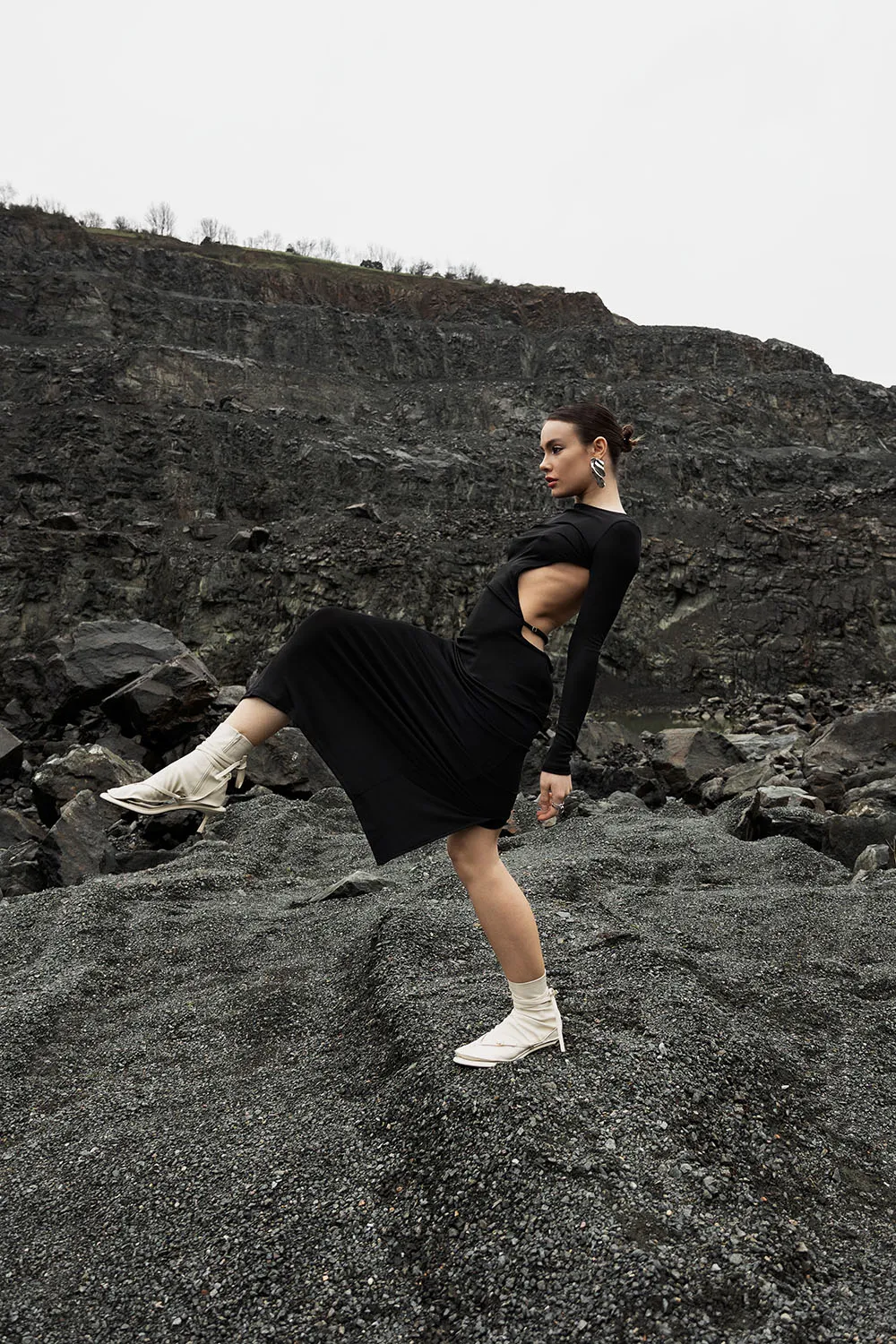Photo éditorial, shooting outdoor magazine dans un paysage de minéreaux noirs.