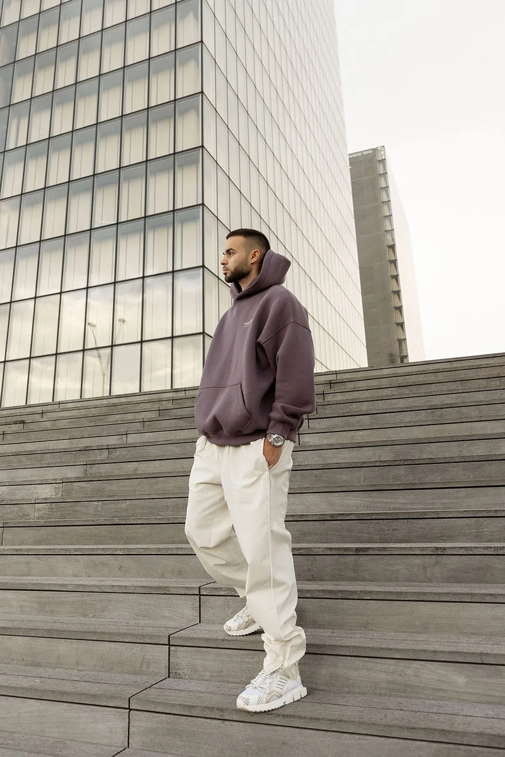 Photographie de portrait homme à Paris dans des marches pour un effet urbain