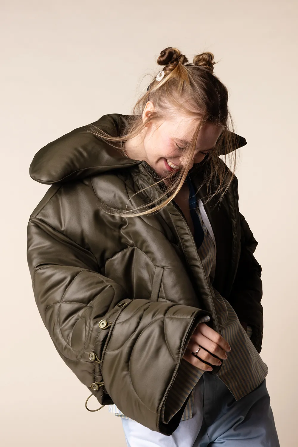 Photographie e-commerce en studio pour créatrice de mode, mannequin en doudoune oversize, shooting vêtements professionnel à Paris et Nantes