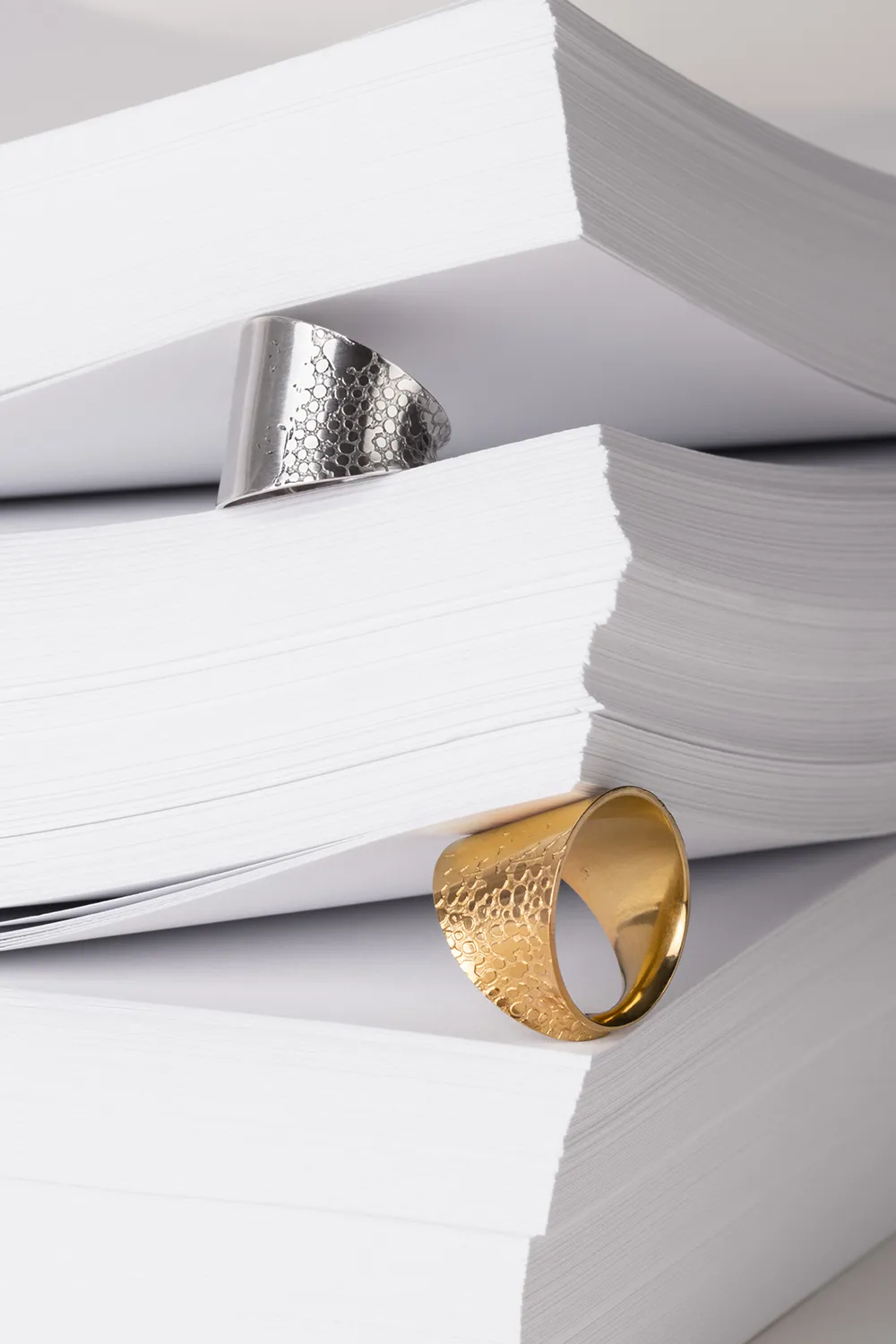 Photographie commerciale de bague joaillerie en or et argent. Détails et composition minimaliste.