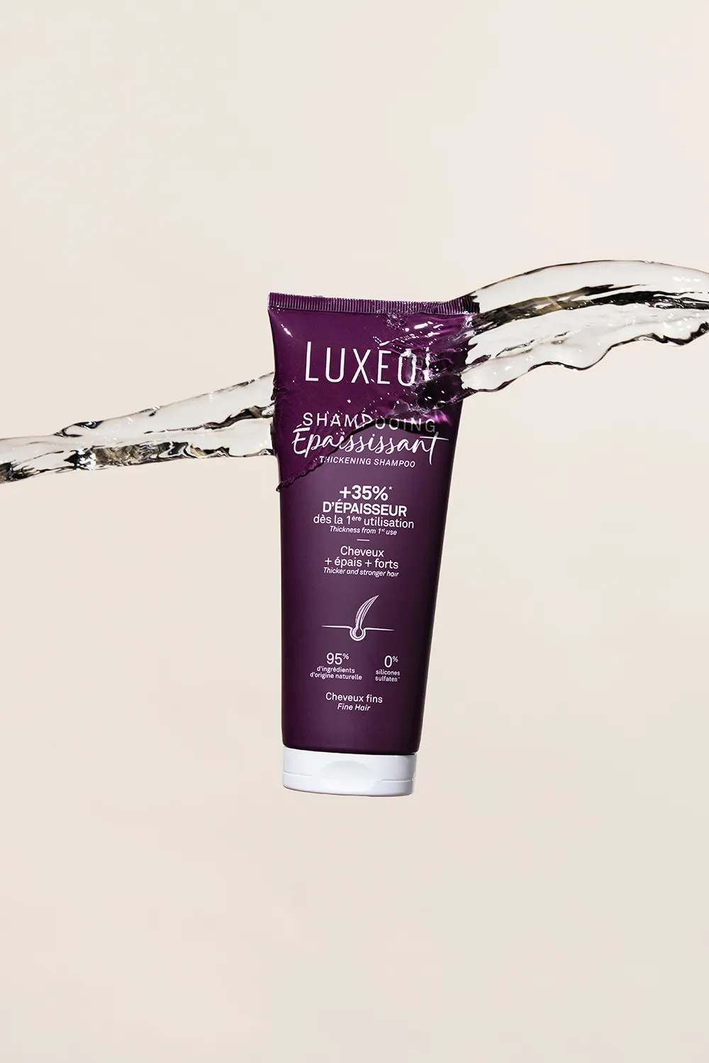 Photographie de produit pour la marque de cosmétique réalisée en studio avec de l'eau.