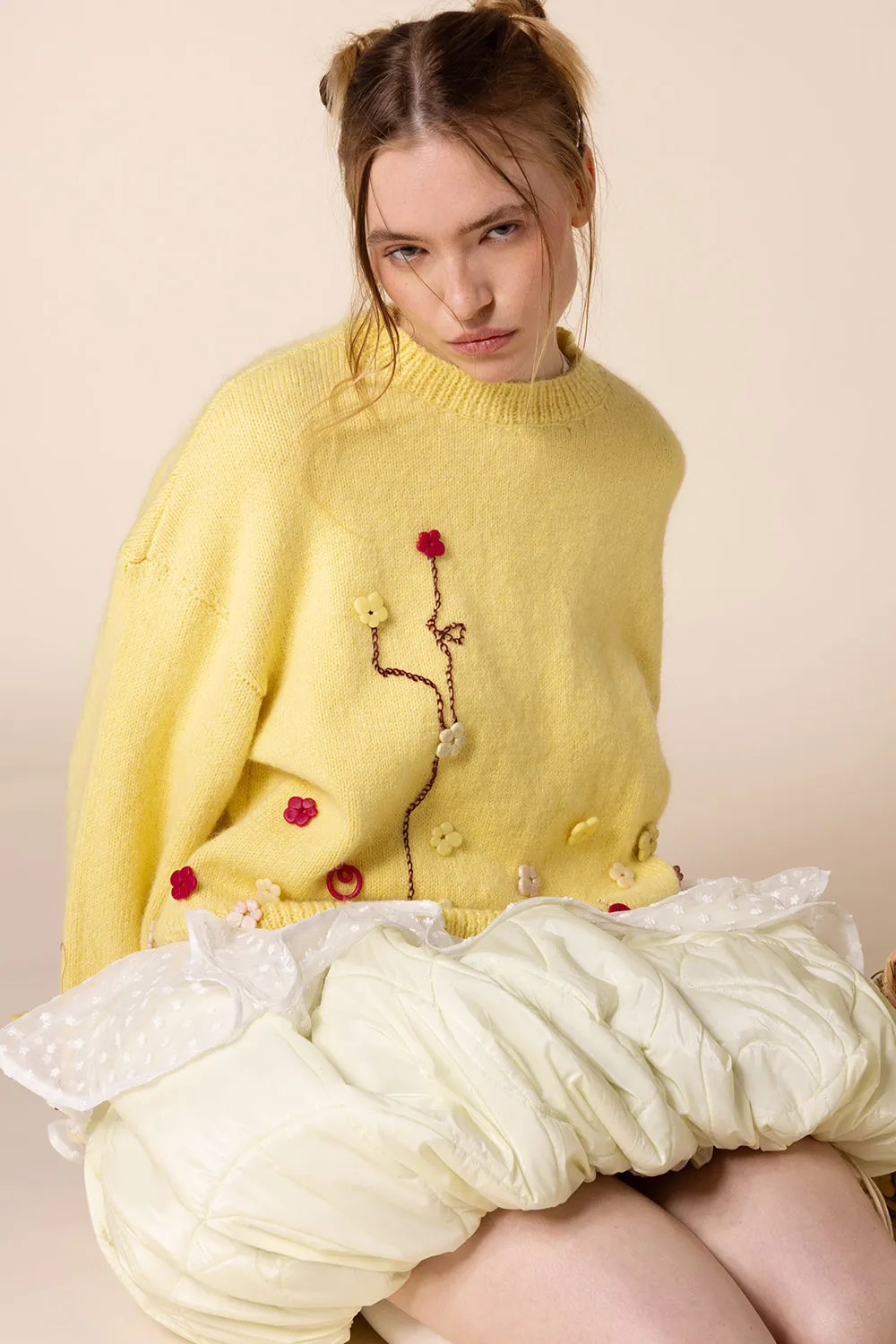 Photographie de shooting studio pour une créatrice de mode artistique, mettant en valeur ses créations