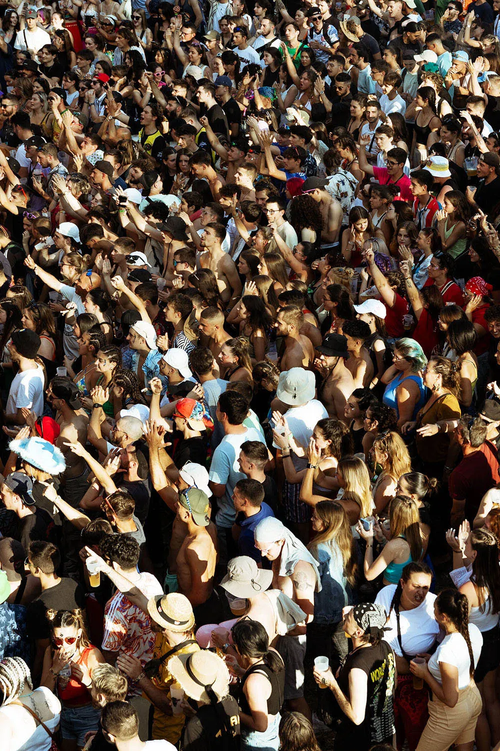 Photo événementielle public vue aérienne d'un festival de musique