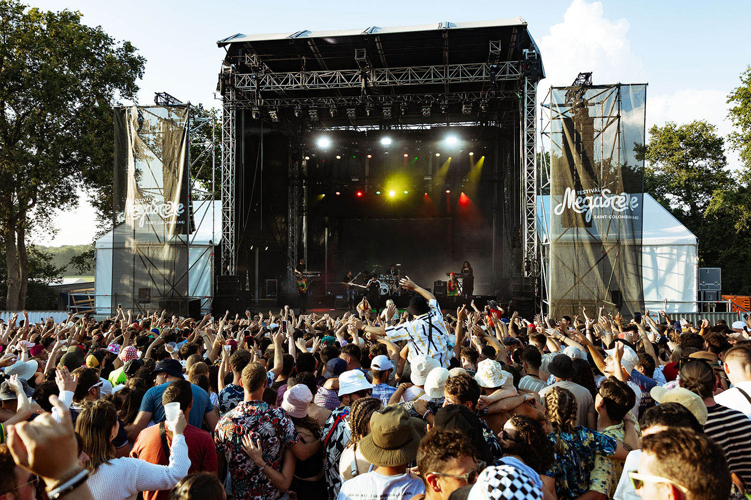 Photographie événementiel couverture d'un festival de musique, photo plan large de la scène de jour en fin de journée