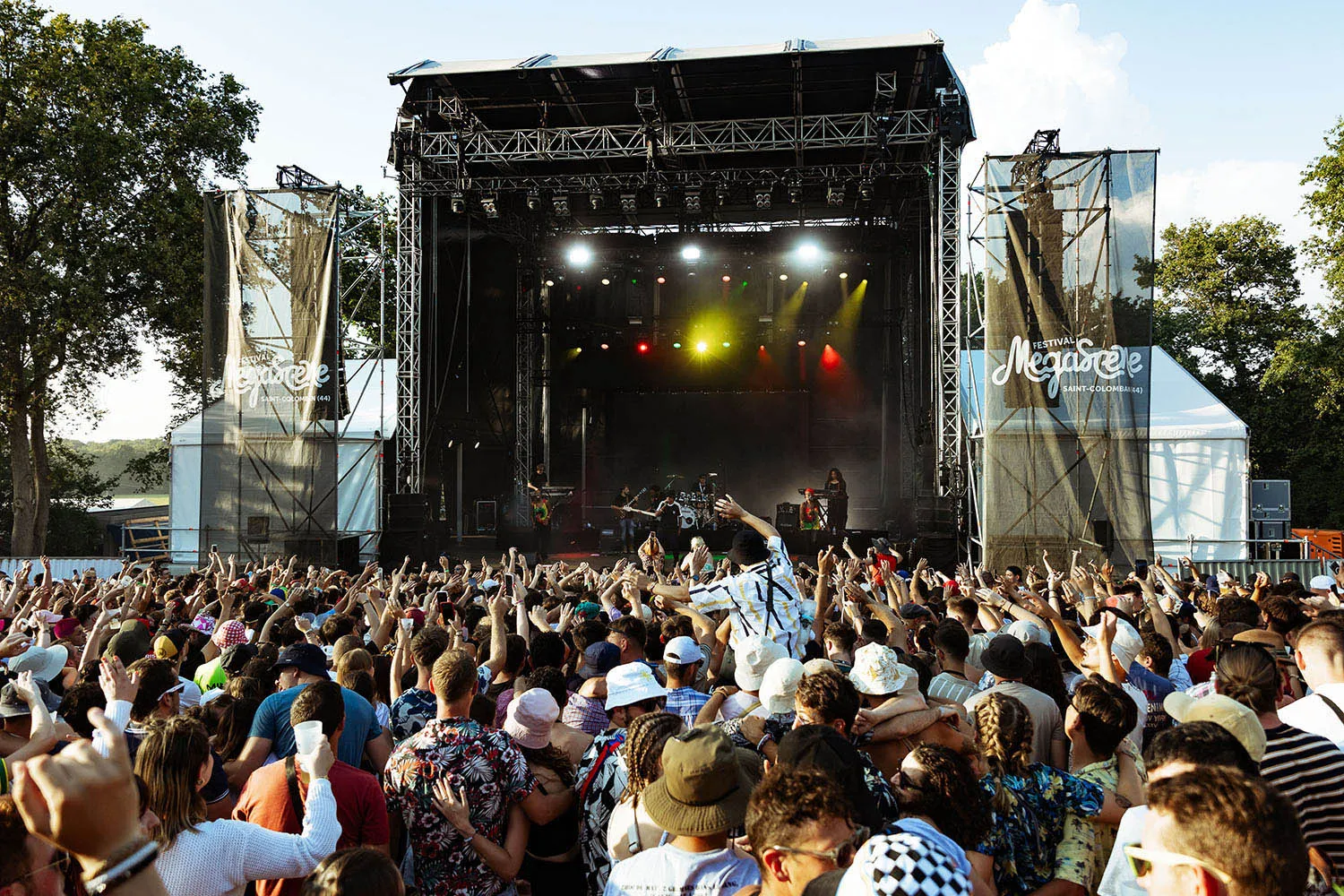 Photographie événementiel couverture d'un festival de musique, photo plan large de la scène de jour en fin de journée