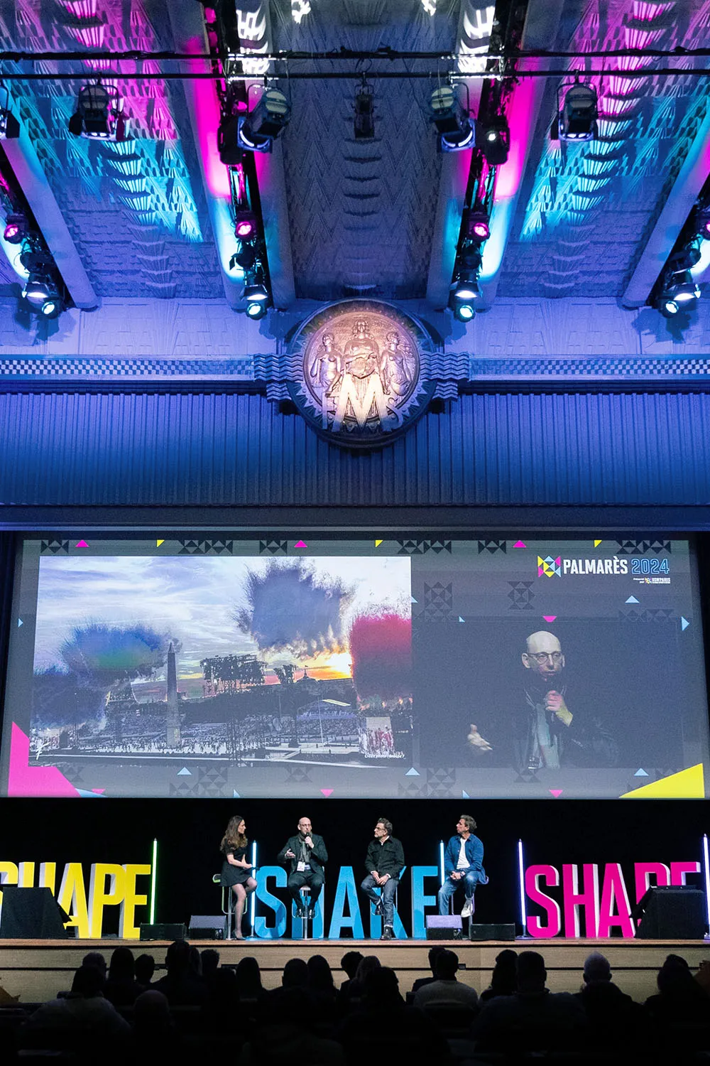 Photo de scène de conférence devant un public large