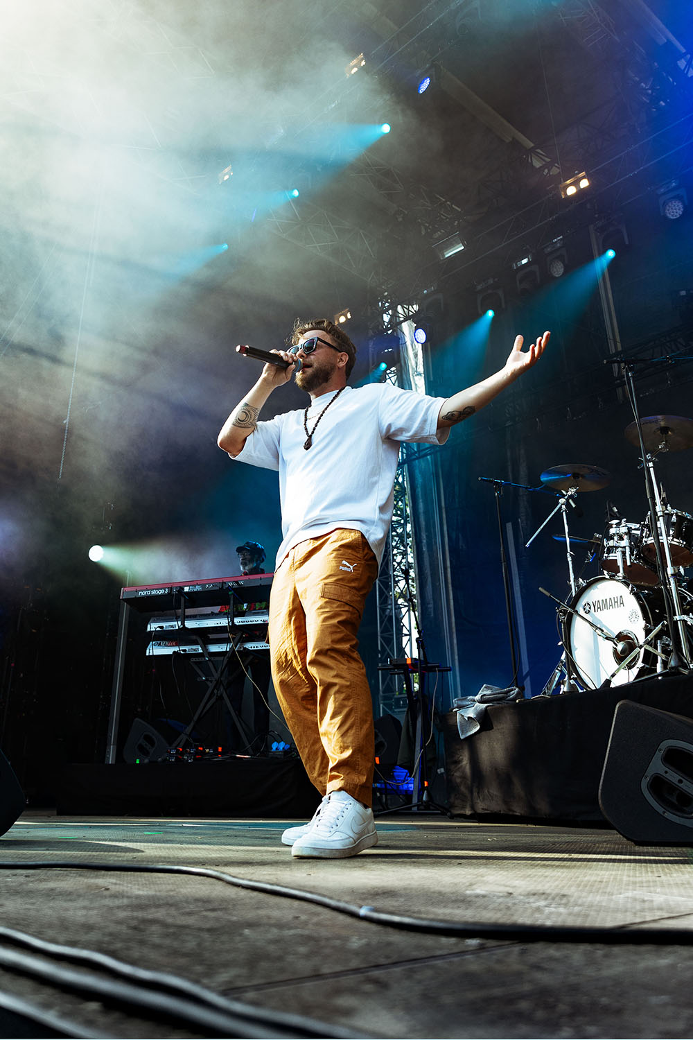 Couverture photographique d'un festival de musique outdoor, photo d'artiste sur scène