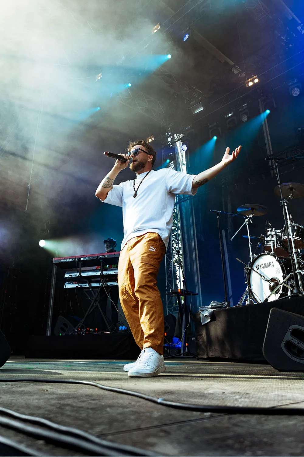 Couverture photographique d'un festival de musique outdoor, photo d'artiste sur scène