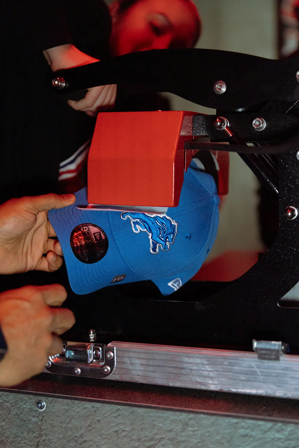 Shooting événementiel au Rex Club, photo de flocage de baskette perosnnalisée pour le SuperBowl