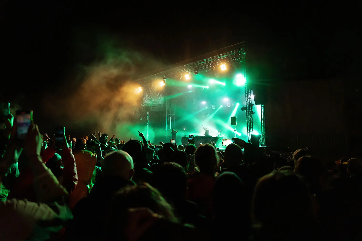 Photographe événementiel festival de musique, photo plan large de la scène de nuit