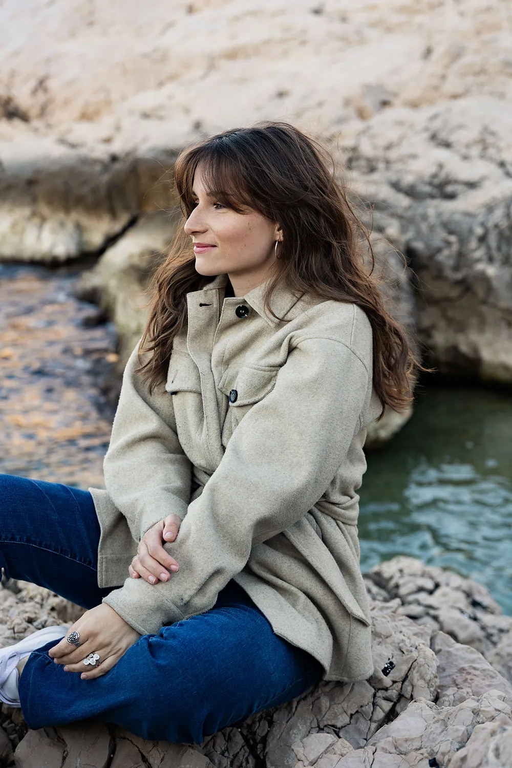 Photo portrait lifestyle sur la côte, falaises sauvages