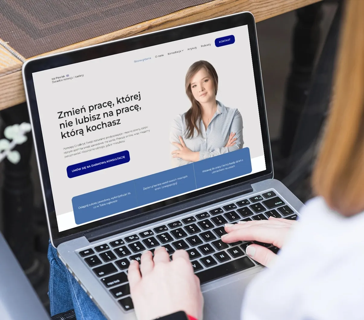 teksty które przemawiają do odbiorców - przykładowa strona na laptopie, przy którym siedzi kobieta