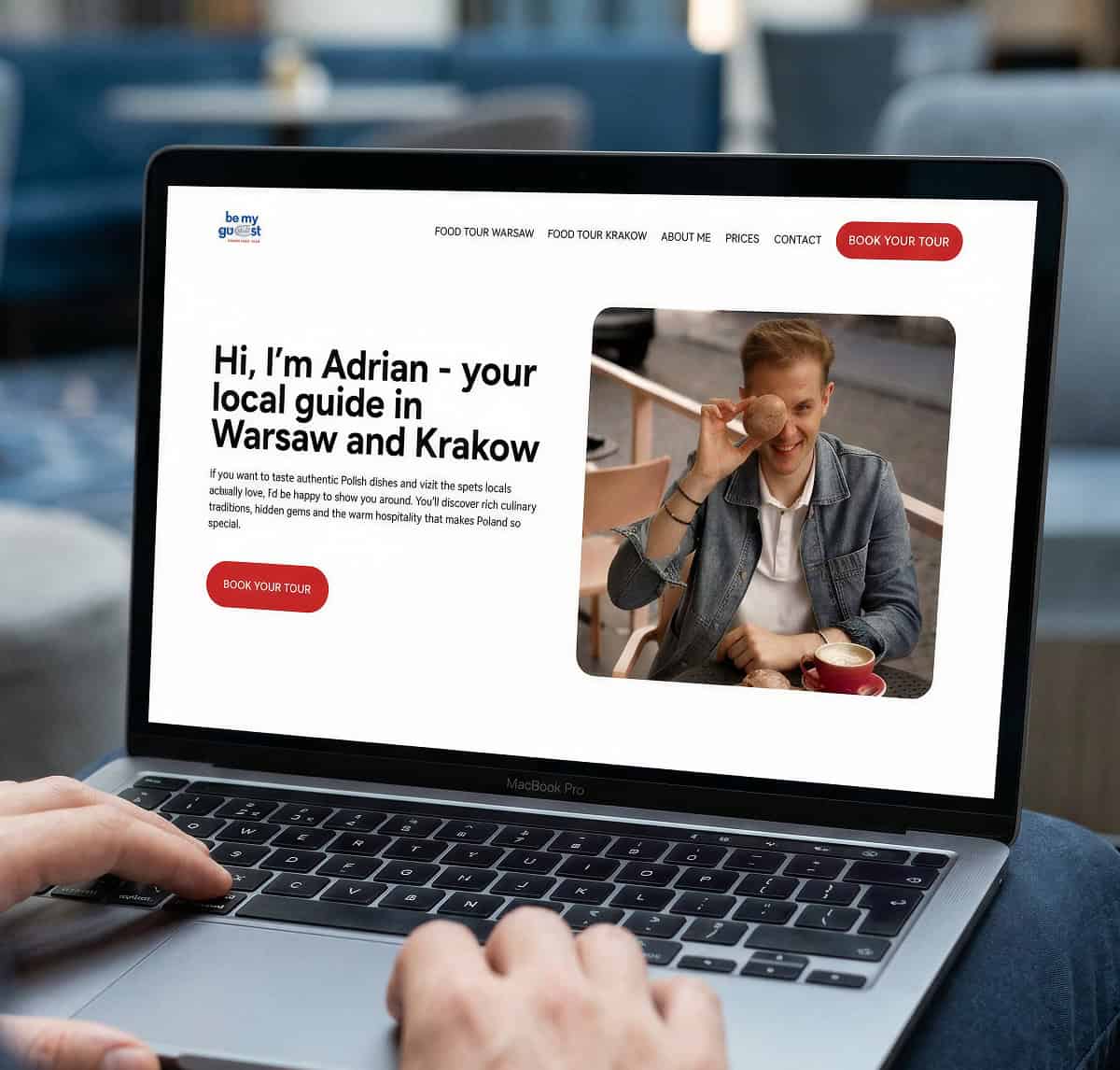 tworzenie stron Webflow - mężczyzna ogląda portal podróżniczy na laptopie, siedząc w hotelowym lobby