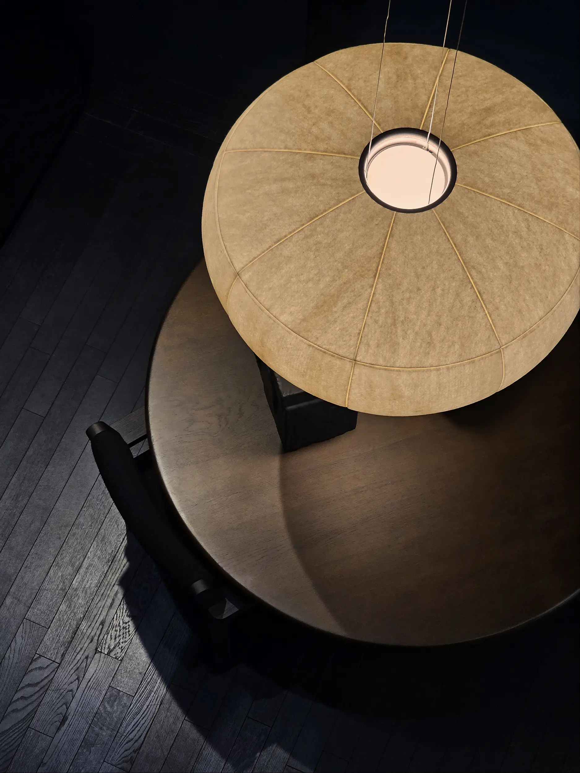 Big Glow 800 hanging over a table at Valcucine - top down view showing aperture at top.