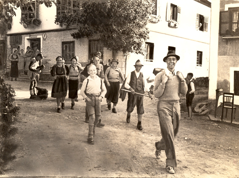 Sargent Shriver with Experiment group. Click to read article about Alvino Fantini, trainer of the Peace Corps trainers