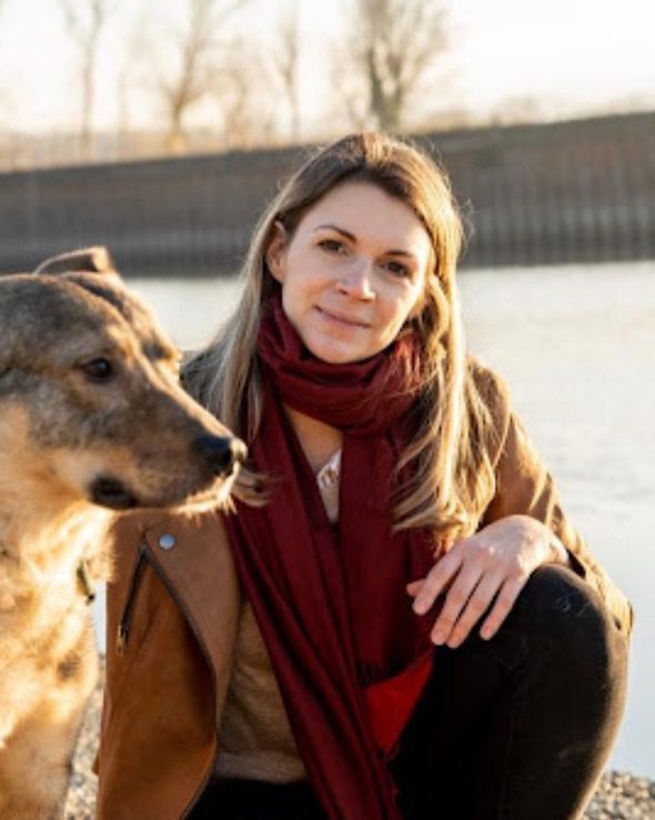 Julia Vögl mit Hund