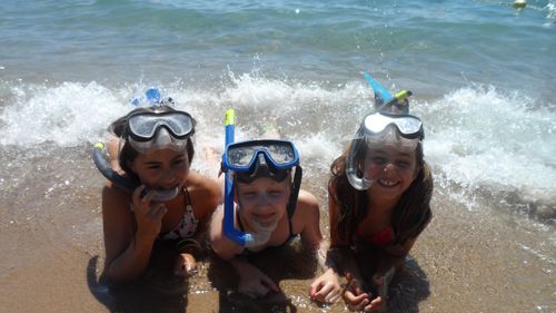 trois enfants au bord de l'eau