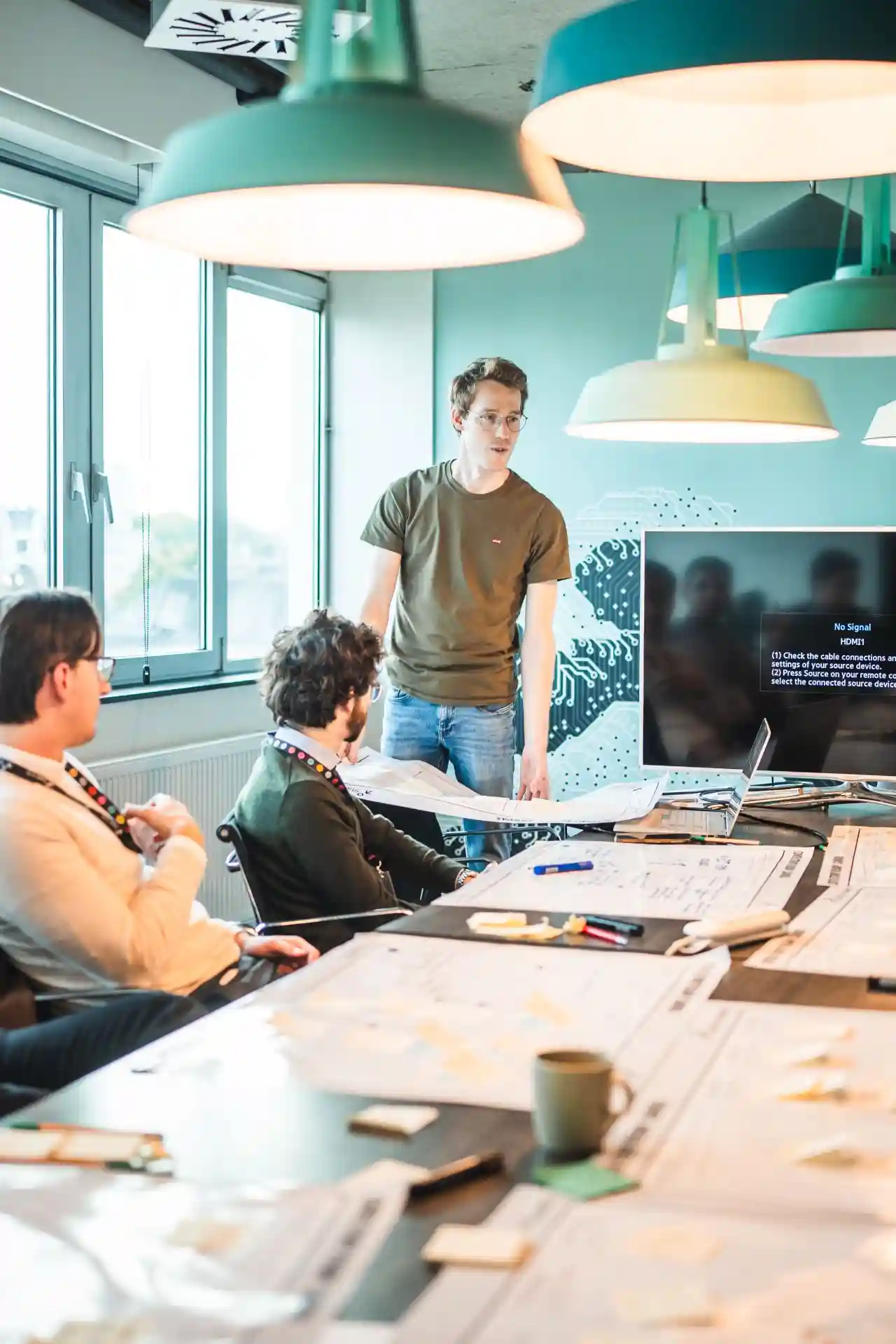 Een Start It-teamlid in een vergaderruimte, in het onlangs gerenoveerde kantoor van Space Refinery