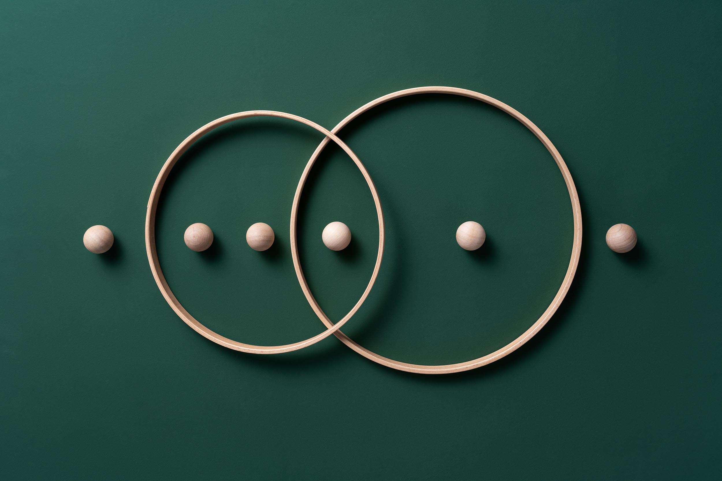 Crossing rings with spheres representing a focused niche strategy