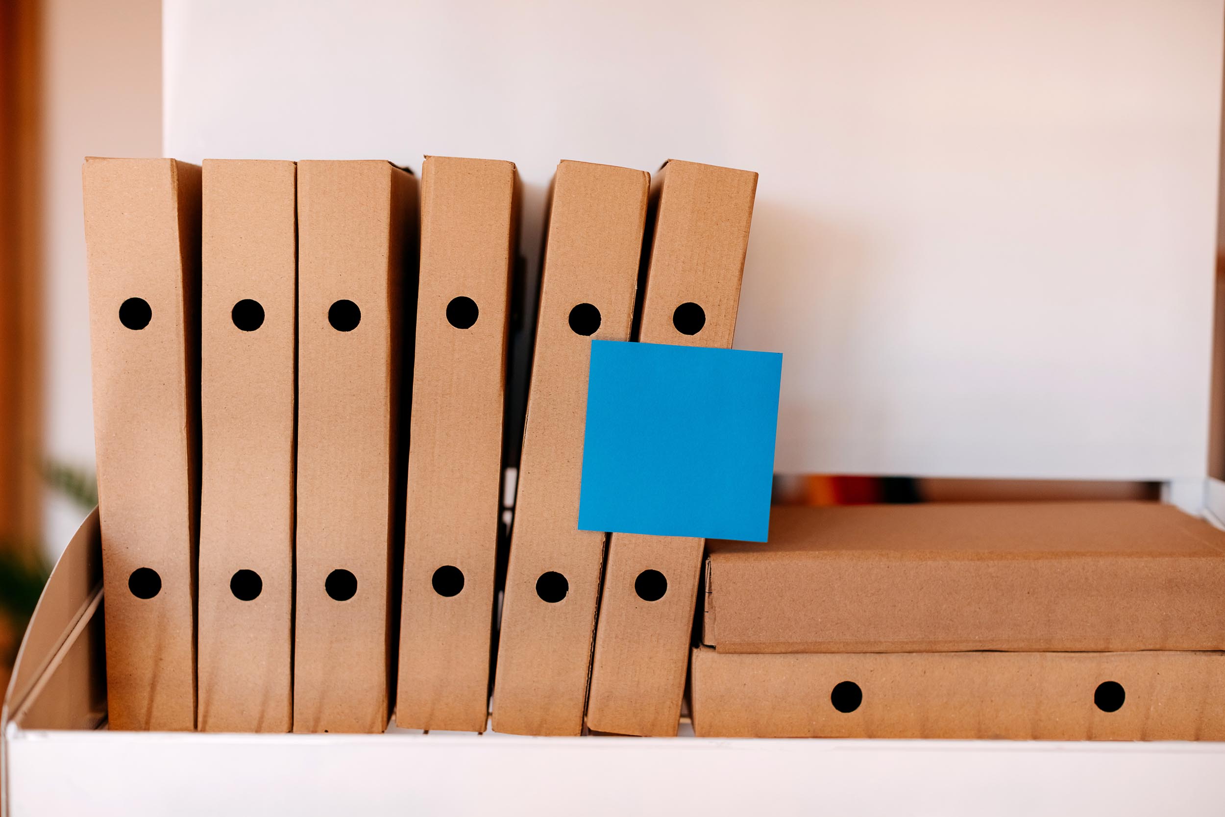 Folders and a blue sticky note, representing automated Xero marketing playbooks
