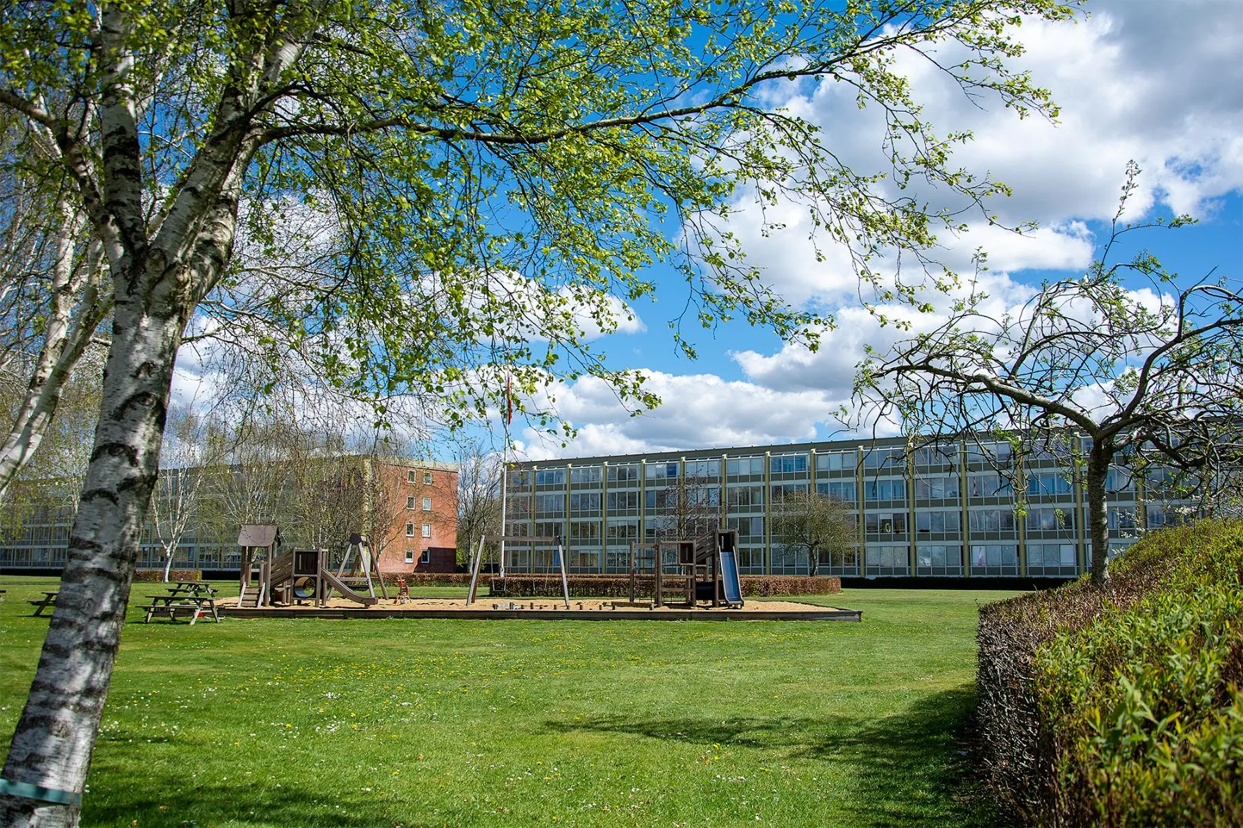 Legepladsen i Holmparken Herning på en dag med blå himmel
