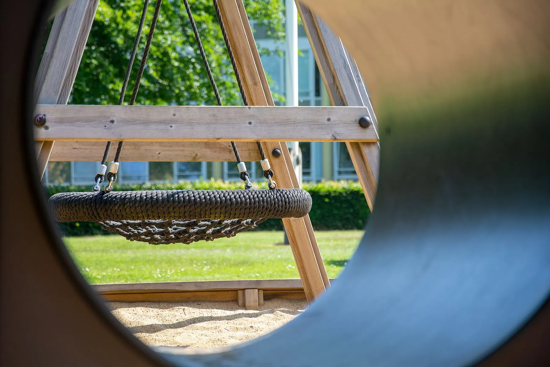 Sansegynge ses gemmem rør på legepladsen i Holmparken Herning