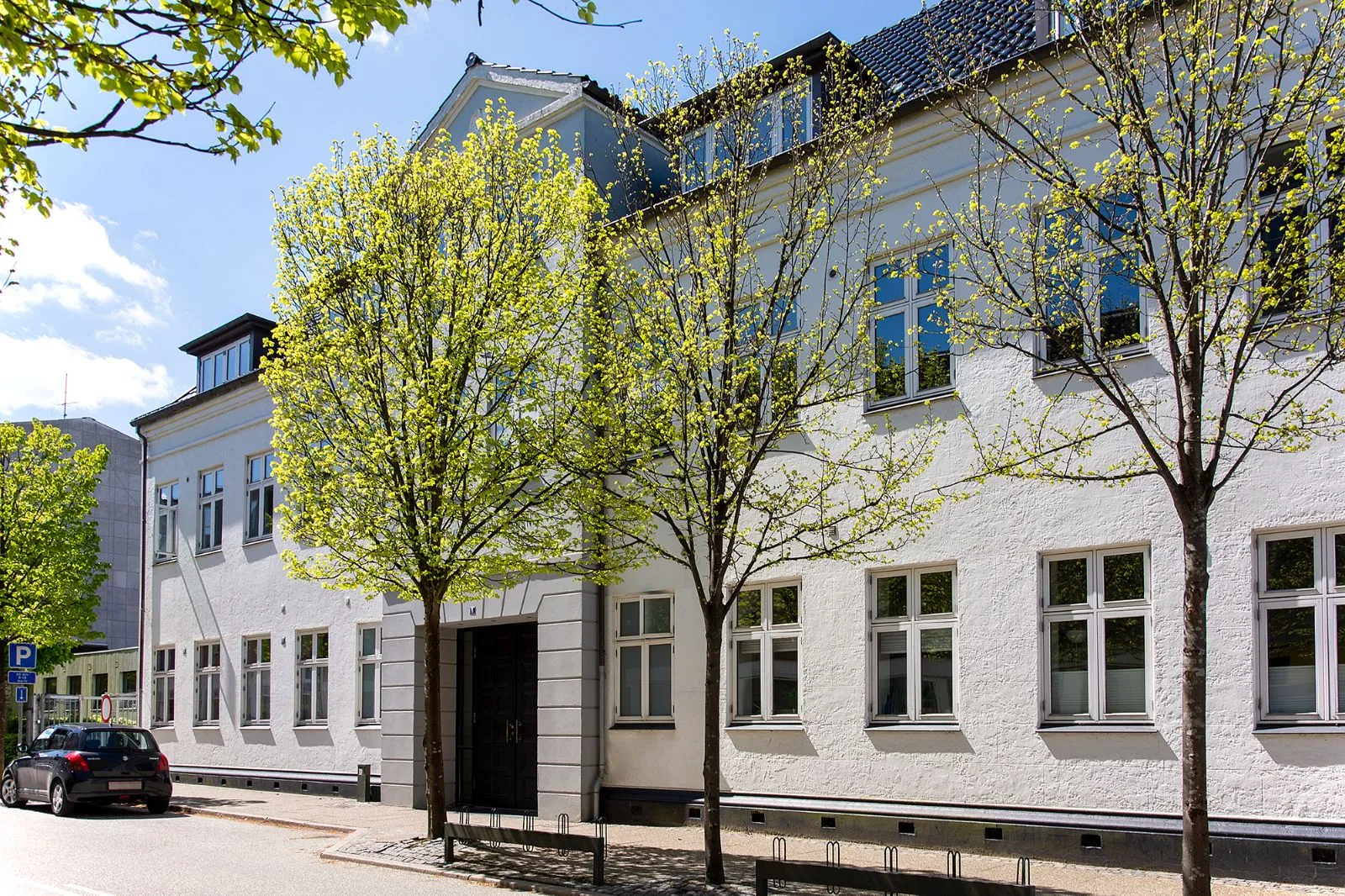 Nørregade Herning med forårgrønne træer foran