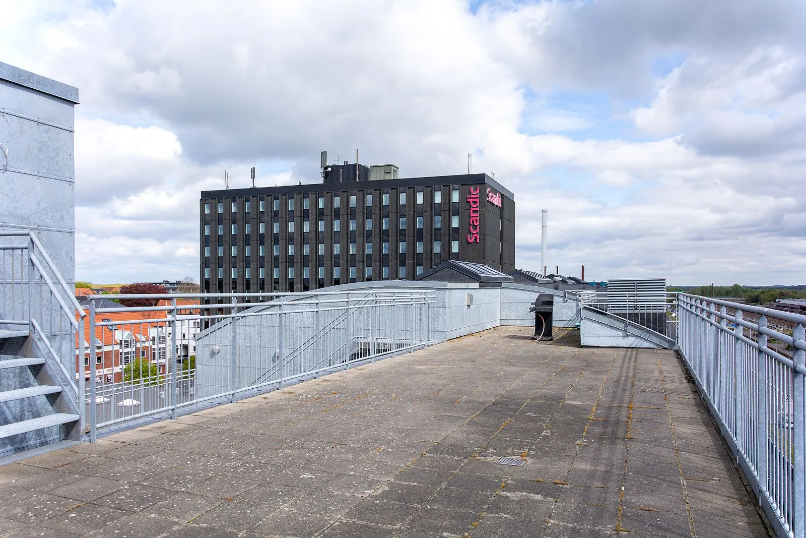 Udsigt til Hotel fra Tagterrassen på Banegårdspladsen Herning