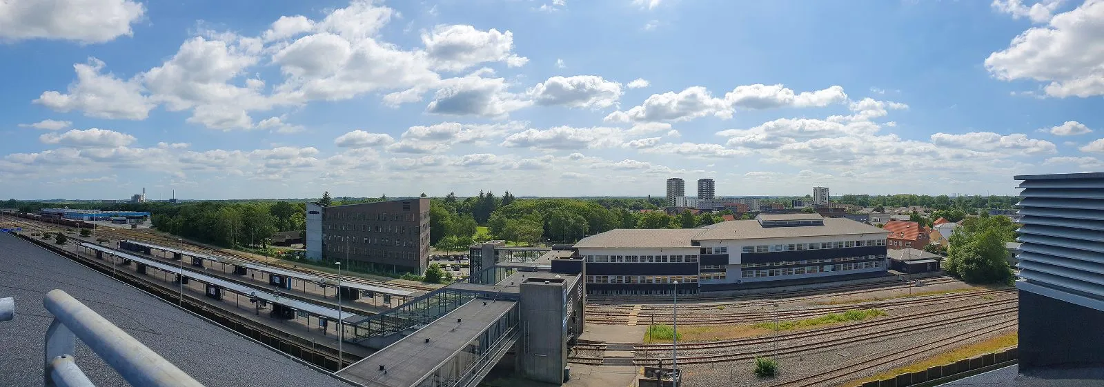 Udsigt til Snd. Anlæg fra tagterrassen på Banegårdspladsen Herning