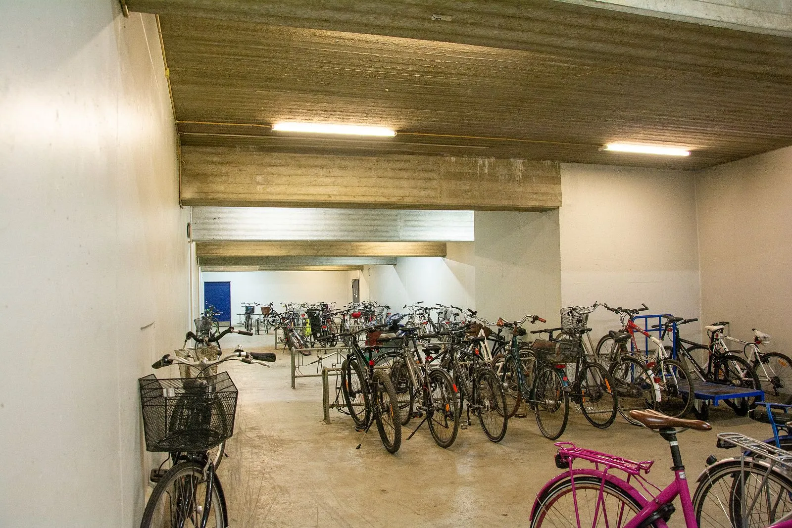 Cykelkælderen med parkerede cykler under Banegårdspladsen Herning