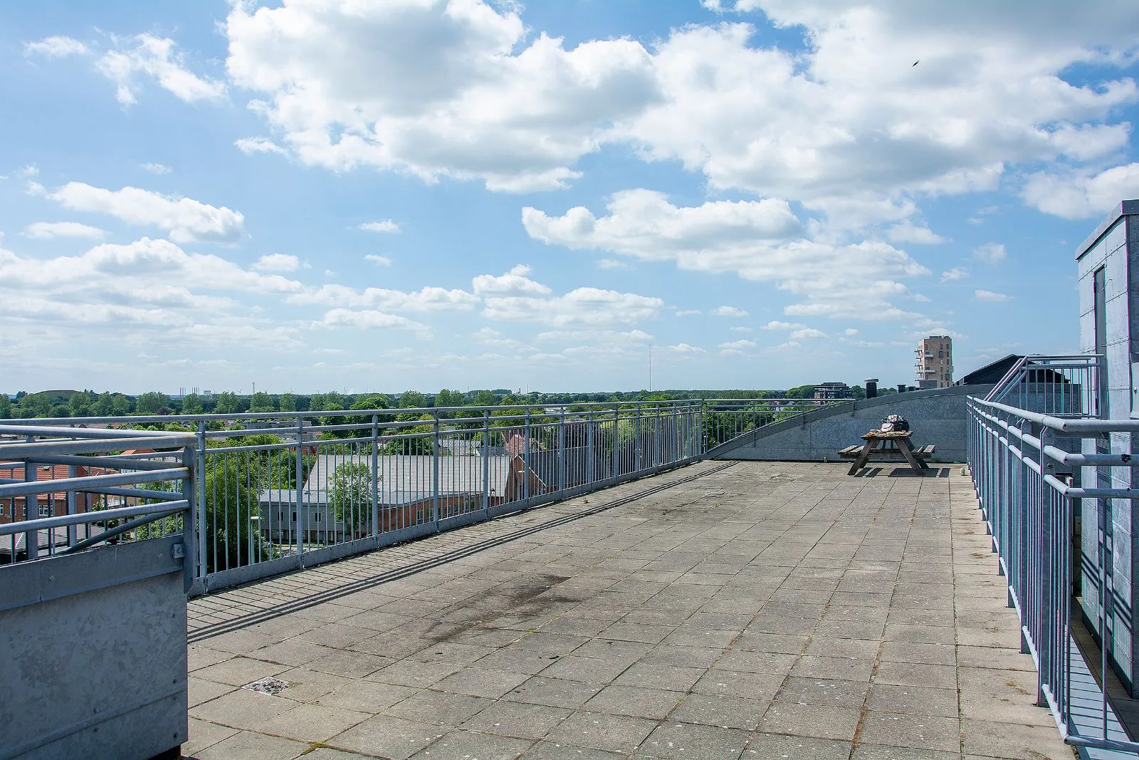 Solskin på tagterrassen på Banegårdspladsen i Herning