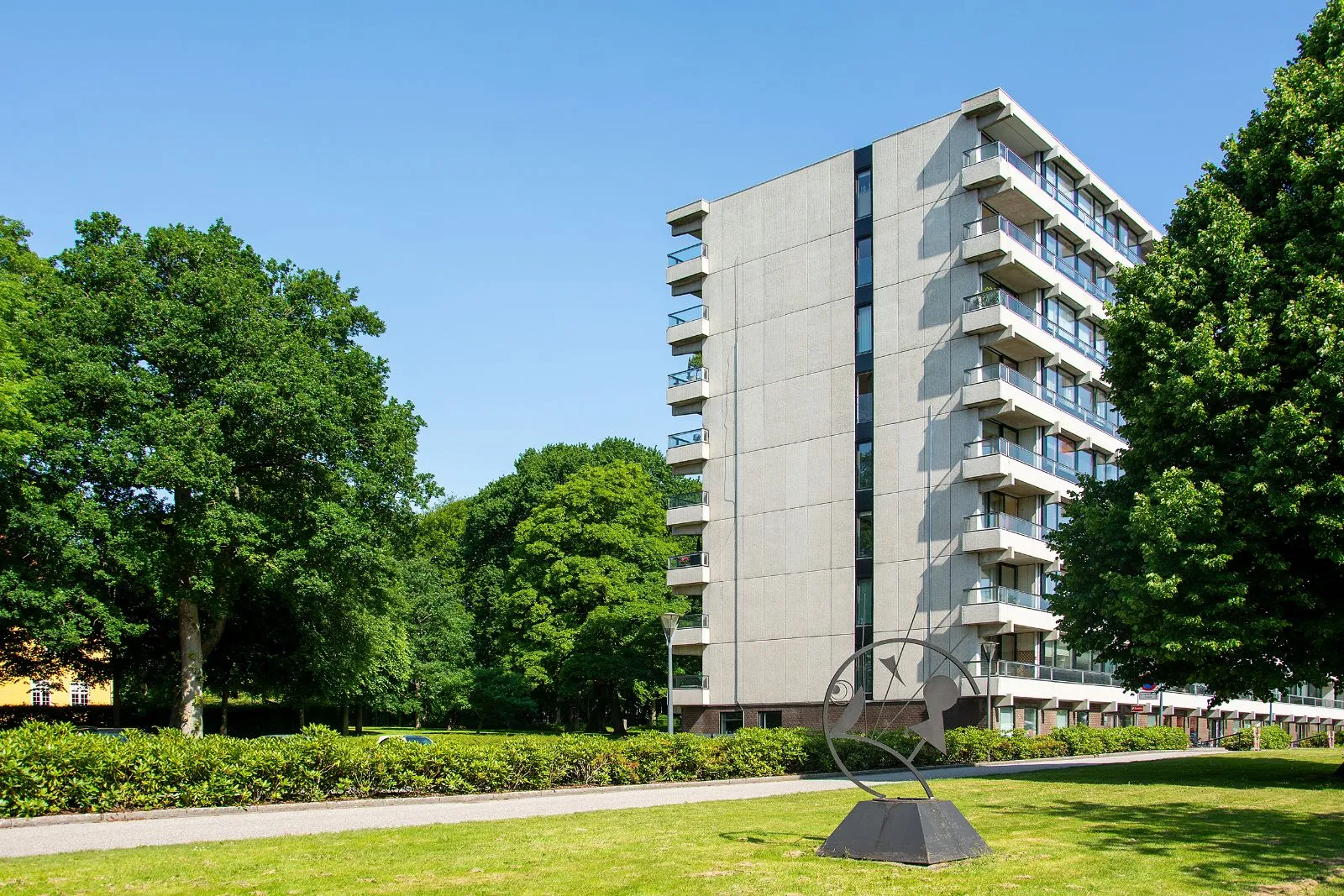 Skulptur på græsplæne foran Herregårdsparken Herning