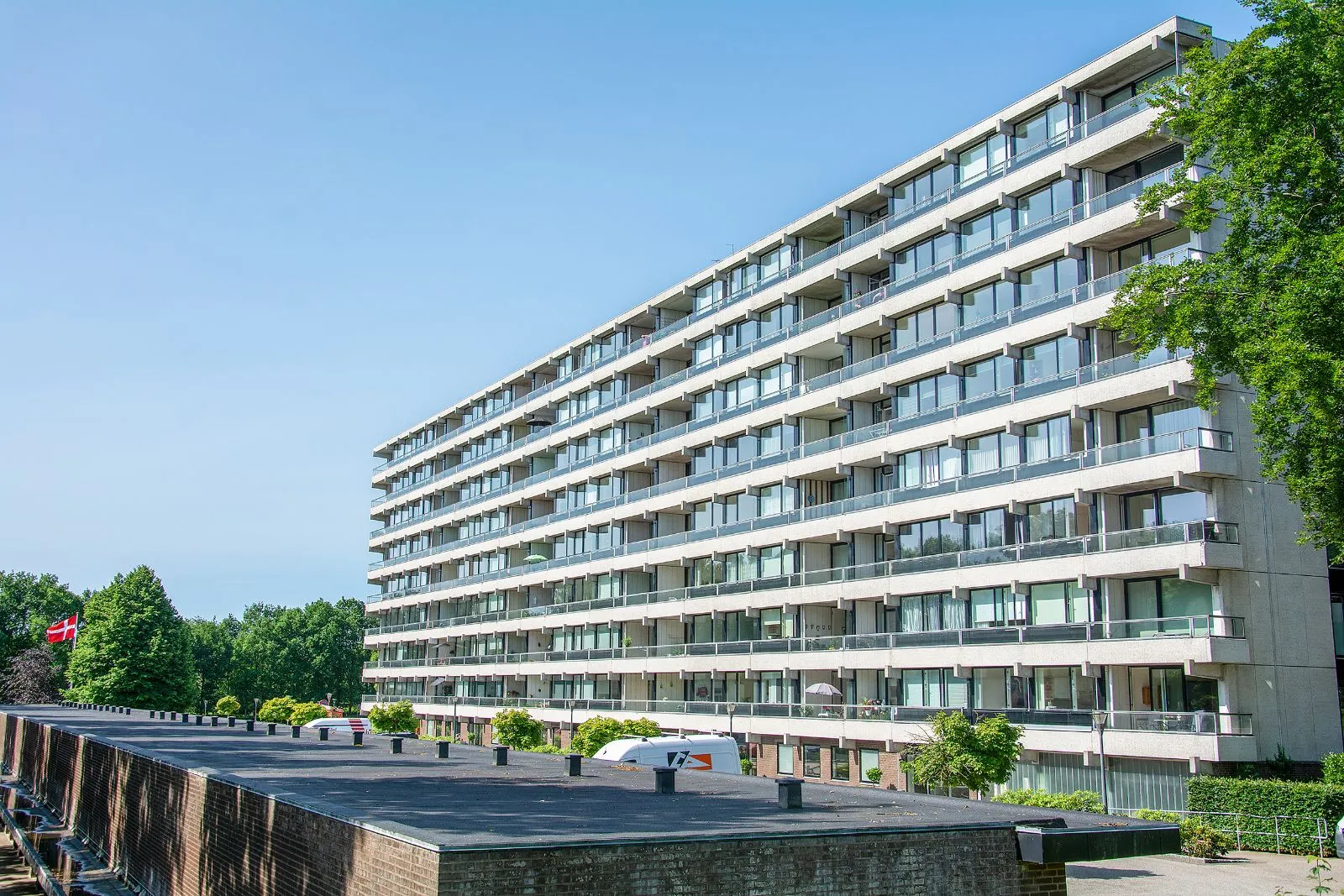 Herregårdsparken Herning i solskin med blå himmel som baggrund