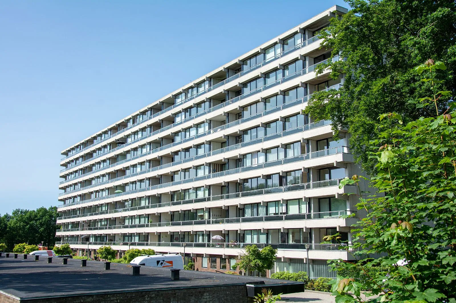 Herregårdsparken Herning ved siden af grønne træer