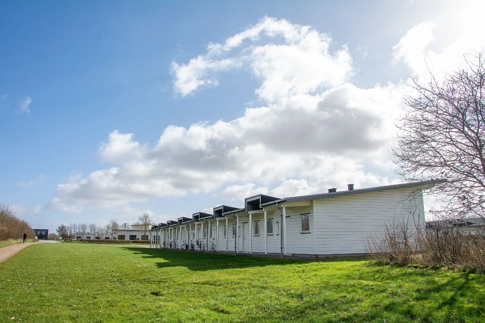 Hvide rækkehuse mod en blå himmel i Egelunden Herning