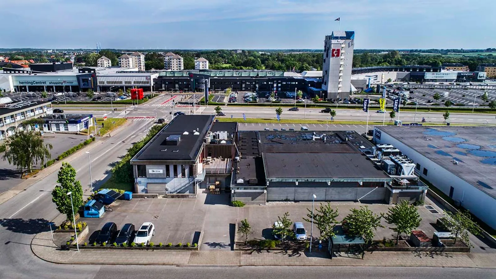 Ejendomme på Absalonsvej i Herning med Herning Centret i baggrunden