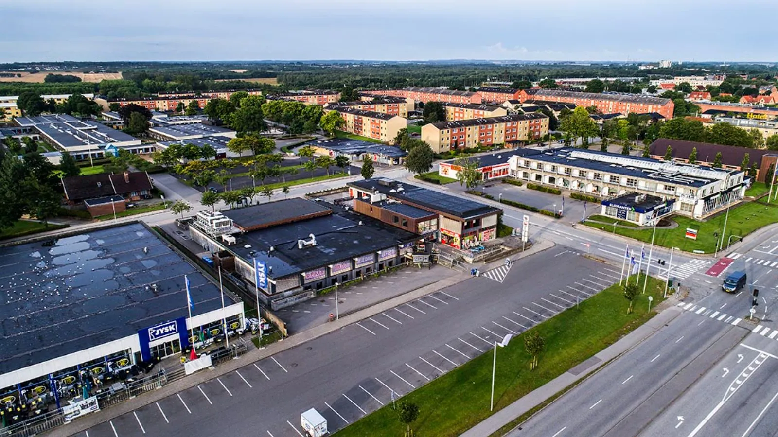 Parkeringspladsen ved ejendommen Absalonsvej i Herning