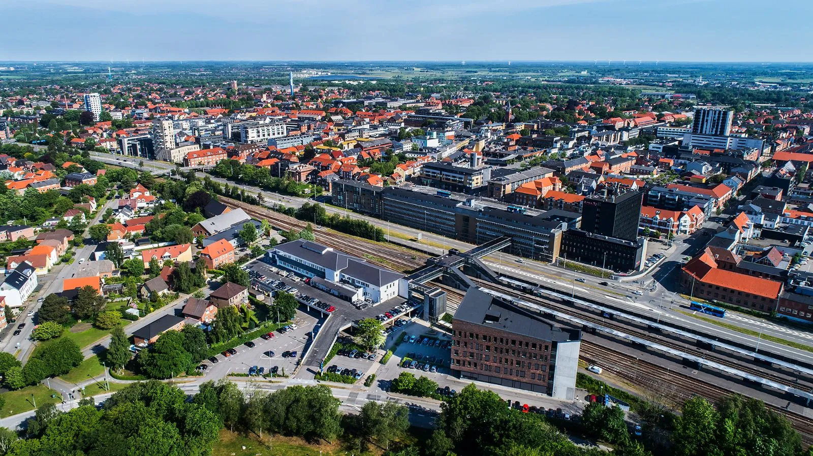 Oversigtsbillede af Godsbanevej set med Herning by i baggrunden