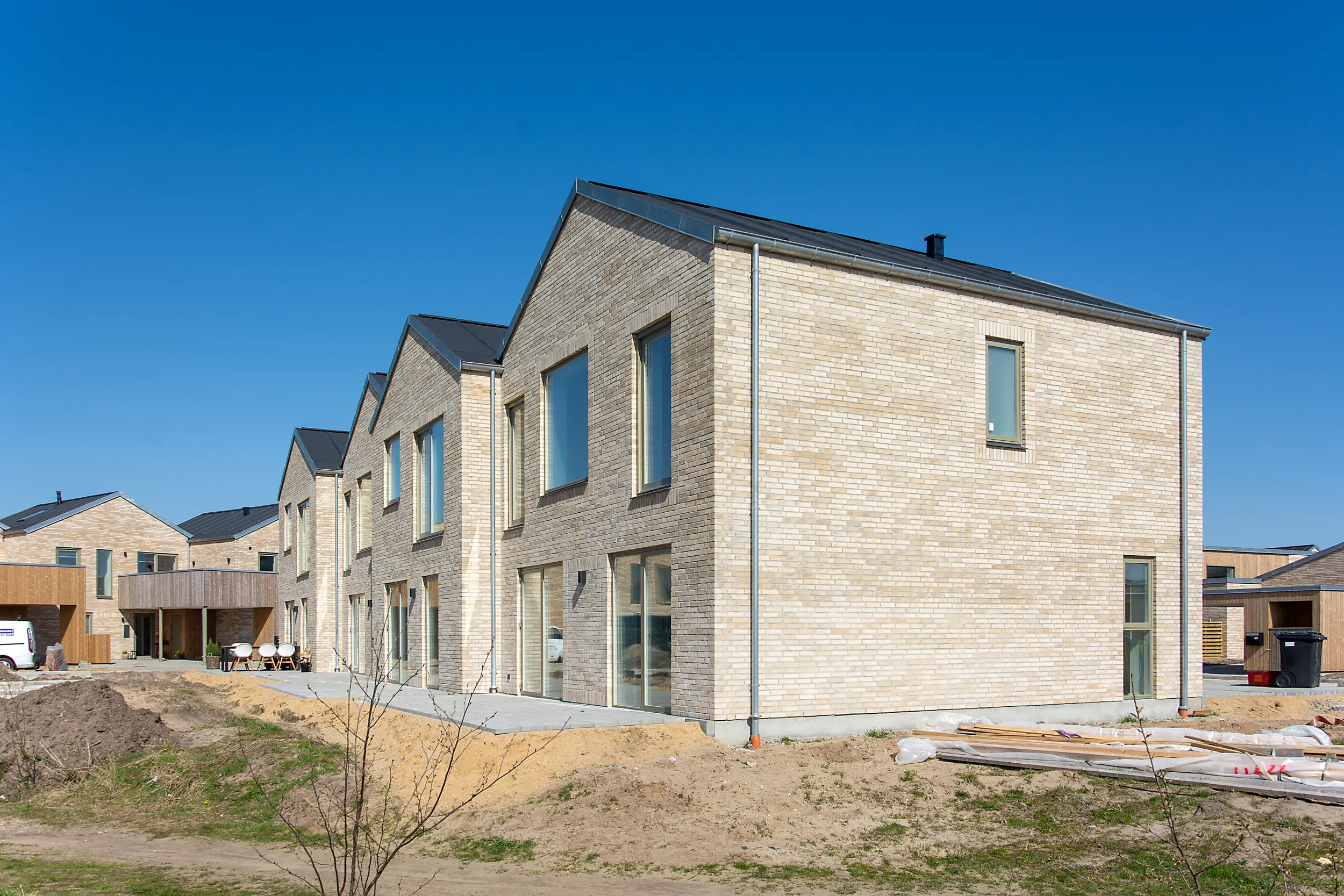 Enden af en række nybyggede huse i Holing Engpark, Herning