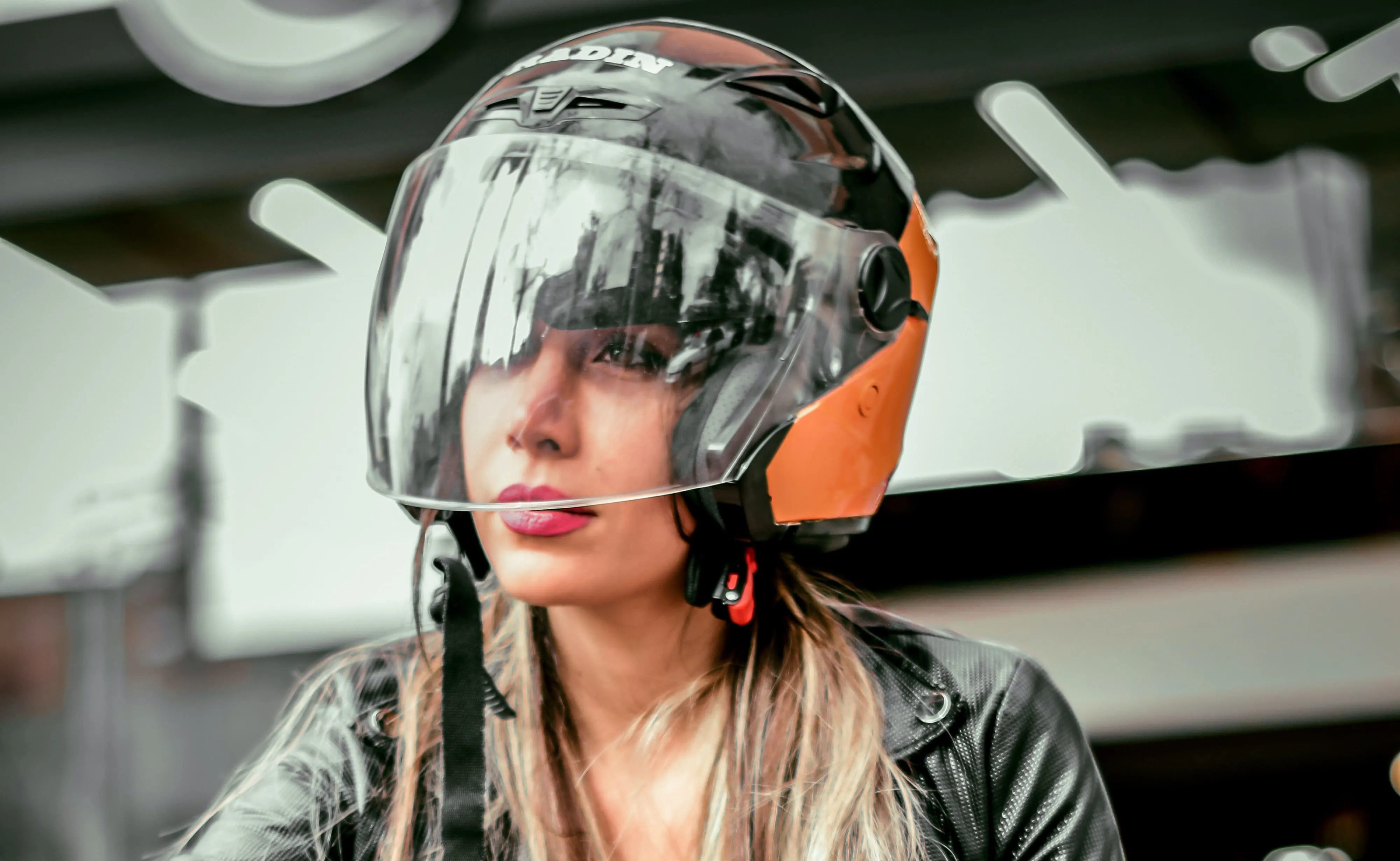 chica con casco naranja