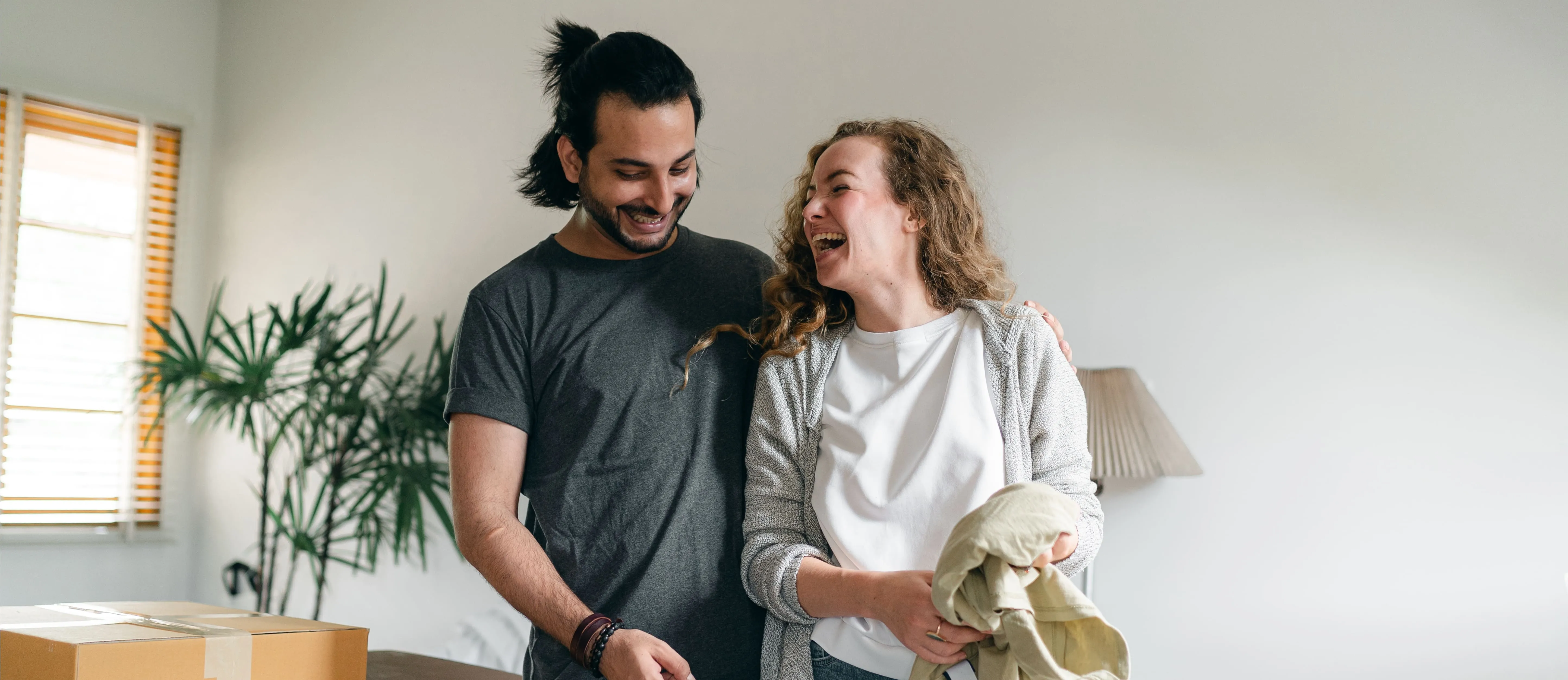 pareja en una casa sonriendo