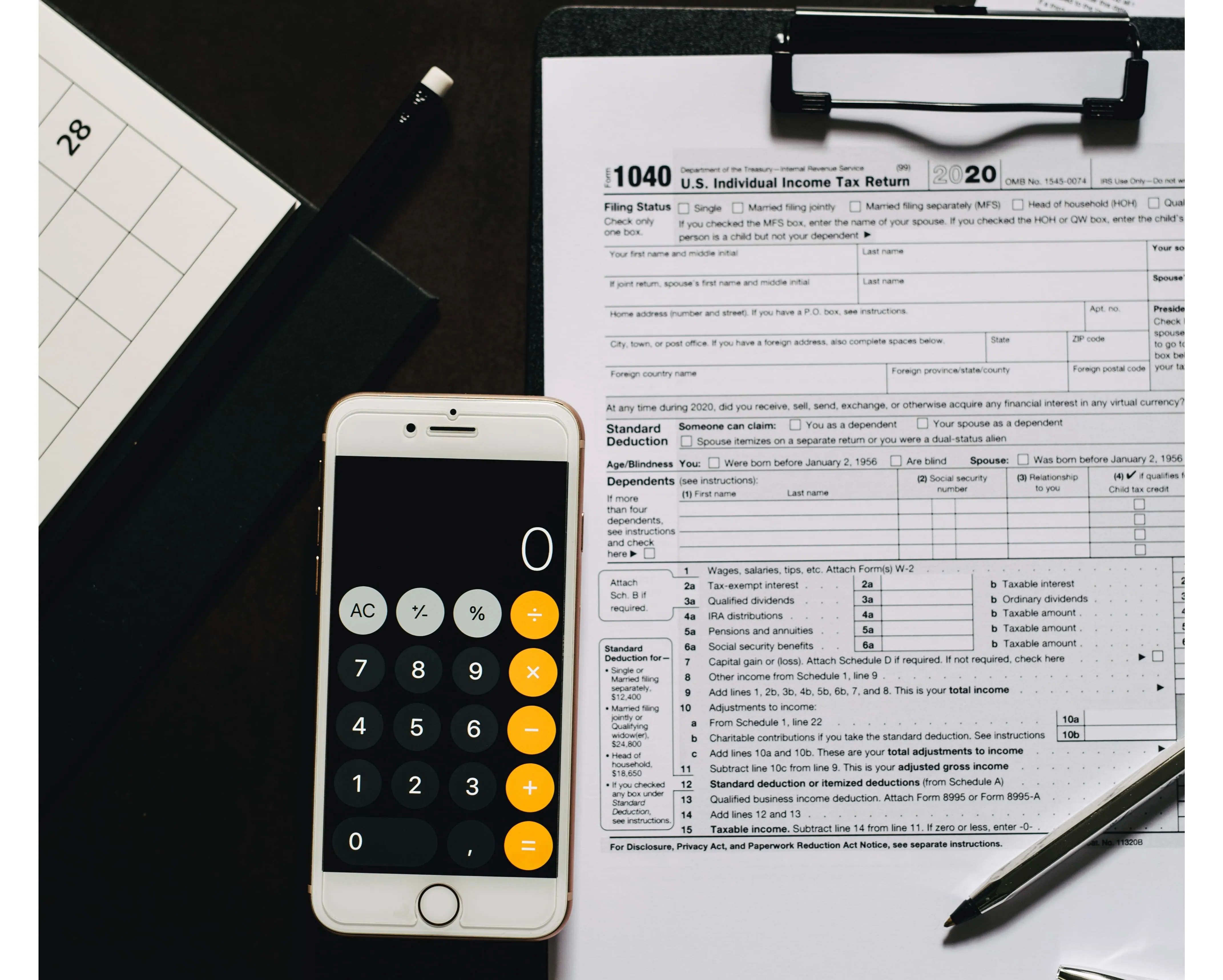 declaración de la renta con una calculadora y bolígrafos