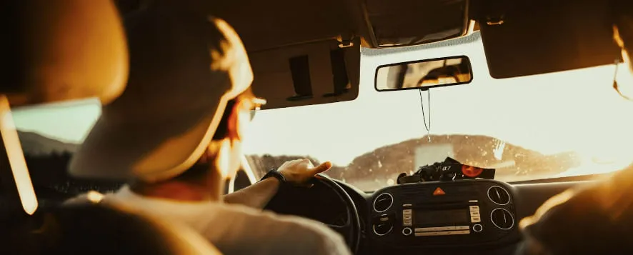 chico conduciendo coche