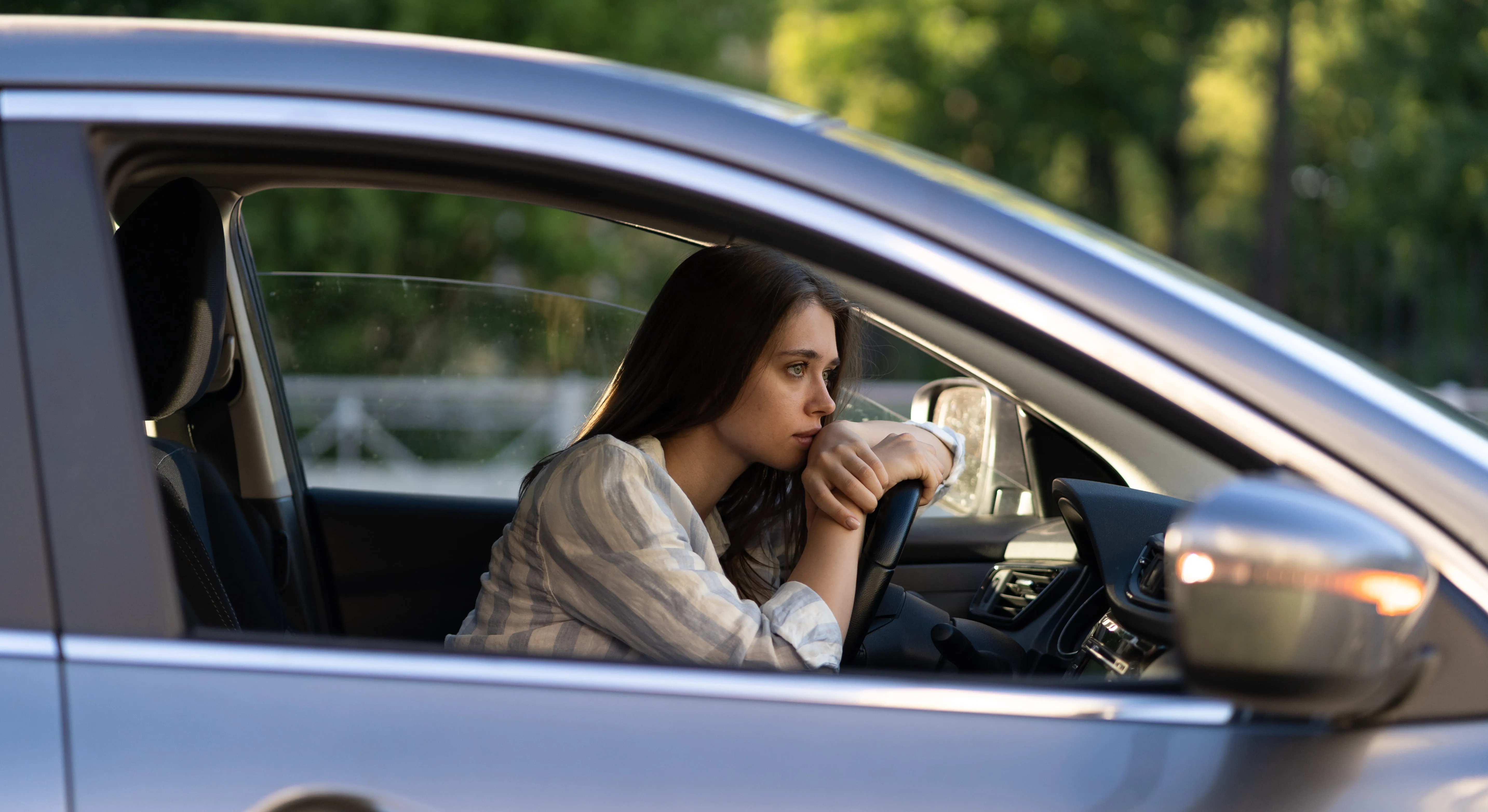 chica dentro de un coche con expresion preocupada