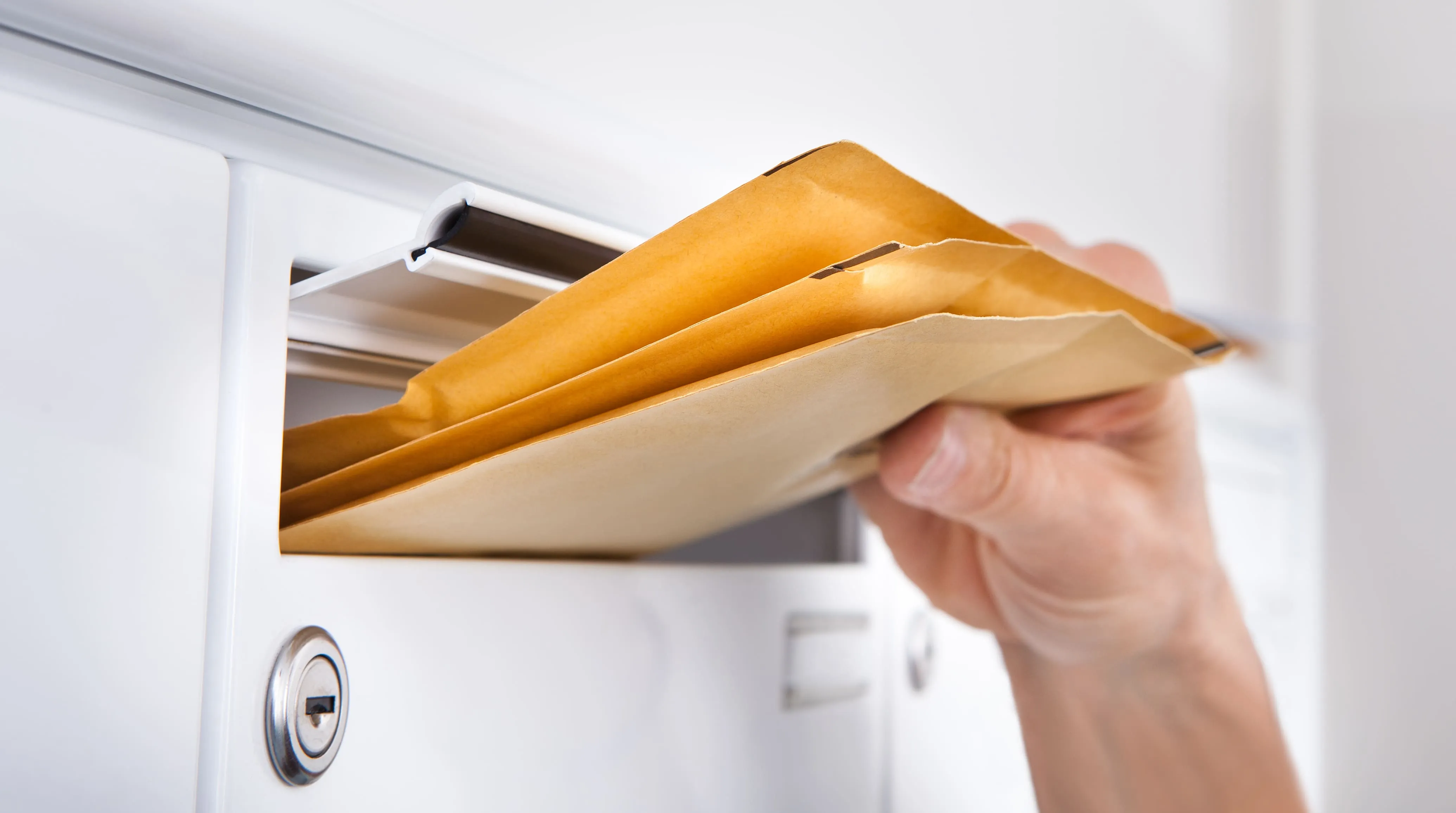 mano introduciendo cartas en un buzón