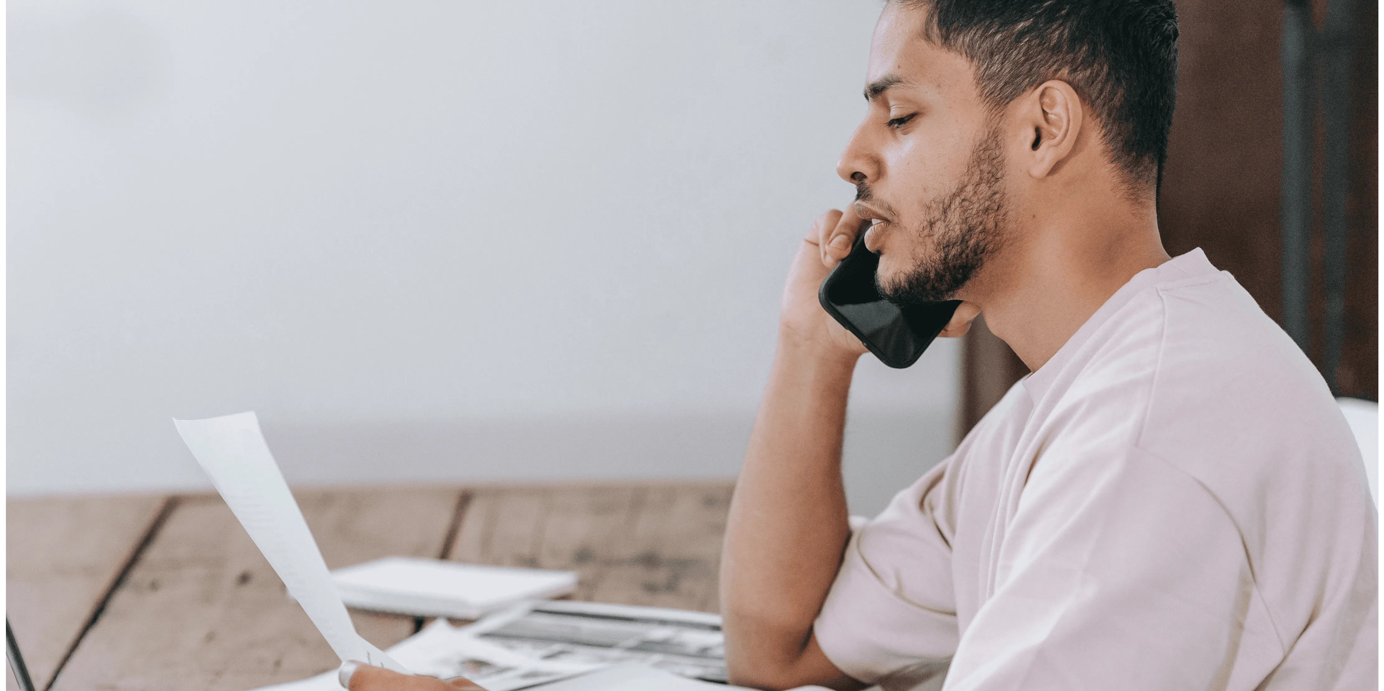 chico hablando por teléfono