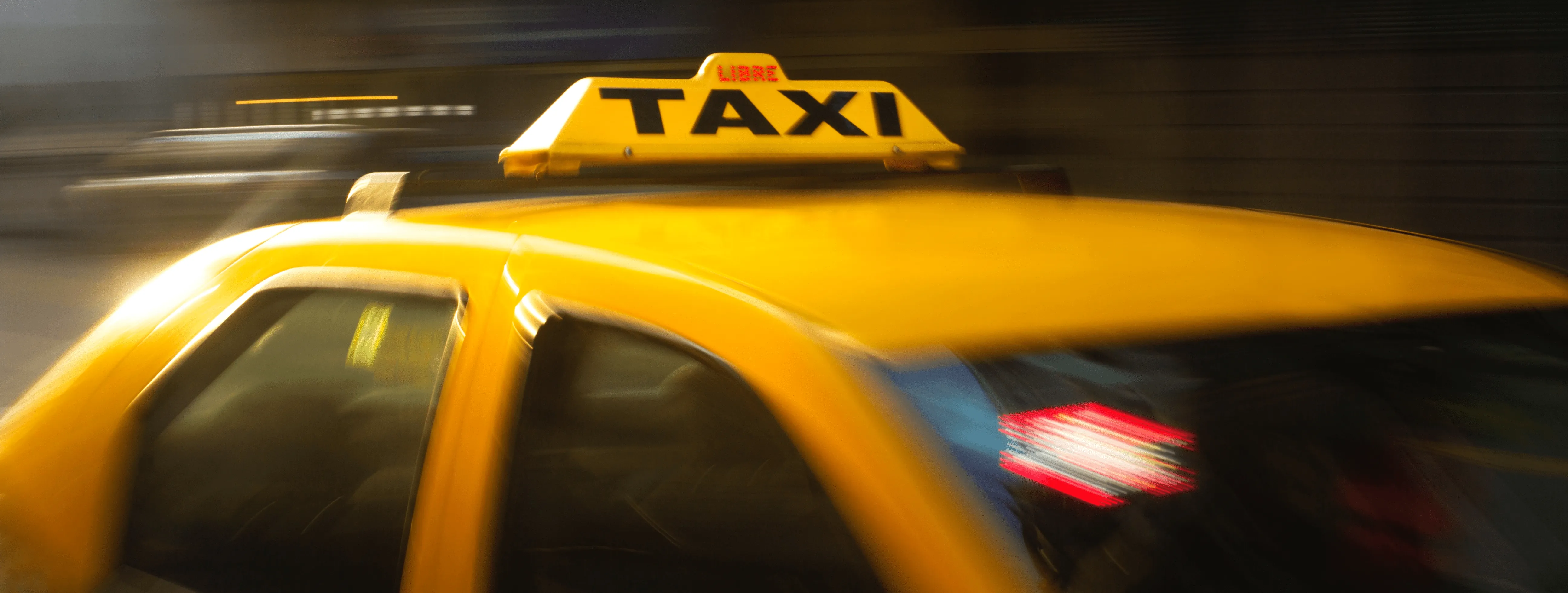 taxi de color amarillo