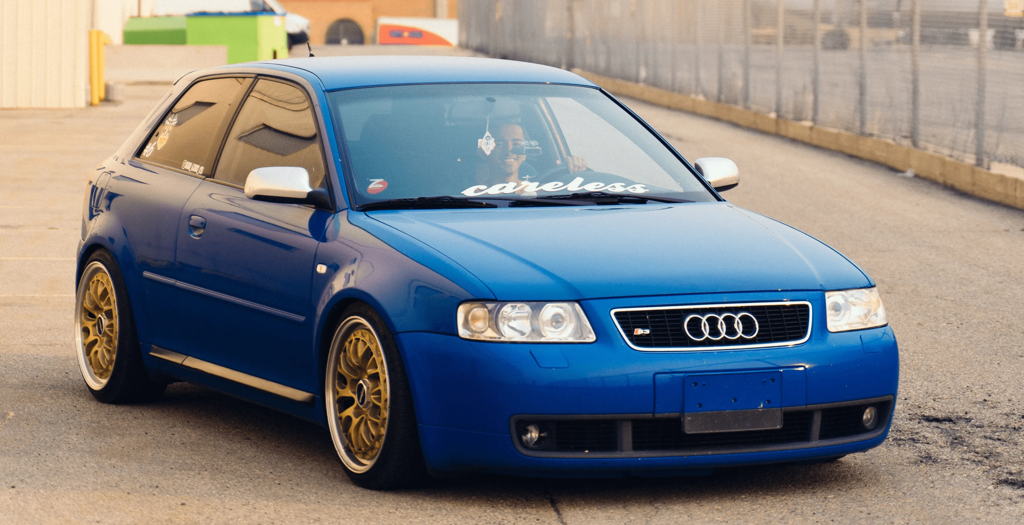 coche azul con pegatina en la luna